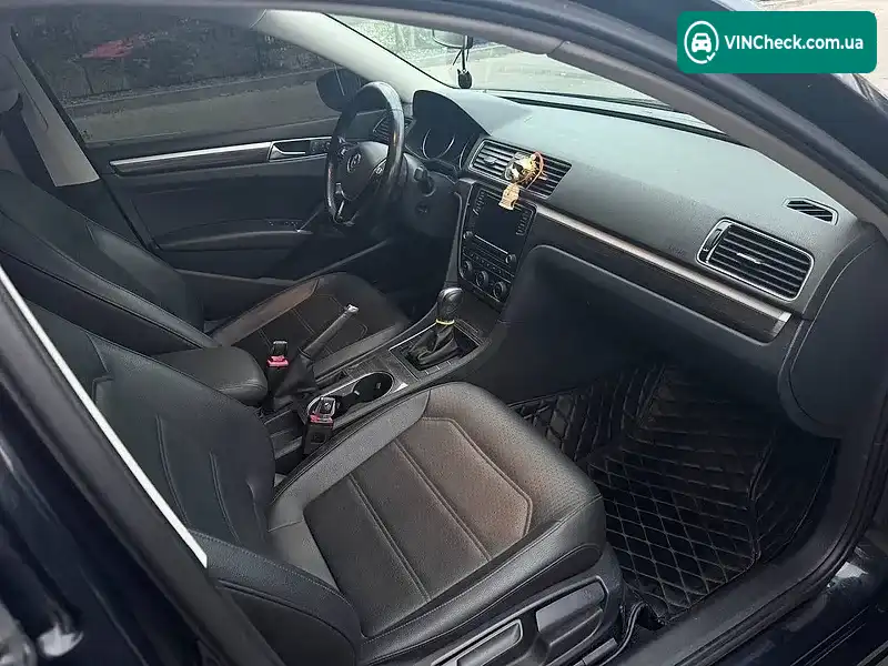 Volkswagen Passat 2017, фото з оголошення 2 з 10, VIN 1VWBT7A37HC019735