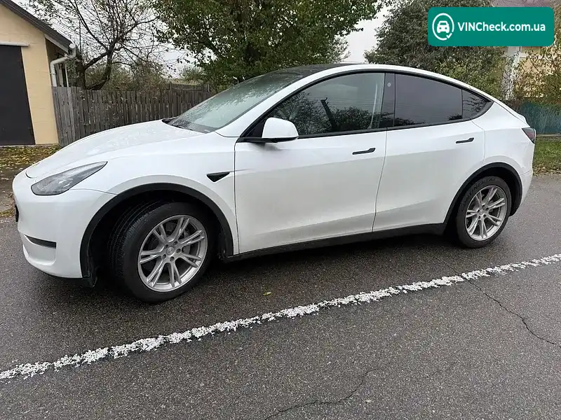 Tesla Model Y 2023, фото з оголошення 2 з 10, VIN 7SAYGDEEXPF770800