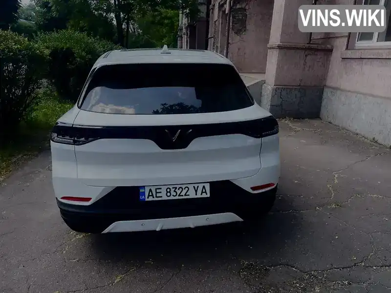 VinFast VF-8 2023, фото з оголошення 2 з 7, VIN RLLV1AFA5RH006664